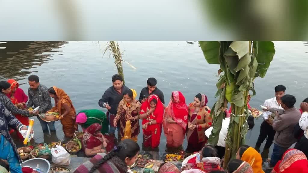 CG N EWS : छठ पूजा के अंतिम दिन श्रद्धालुओं ने उगते सूर्य को दिया अर्घ्य.....