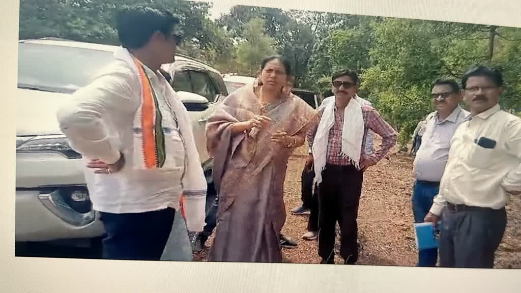 CG NEWS : खराब सड़क का भानुप्रतापपुर विधायक ने अधिकारियों के साथ किया निरीक्षण 