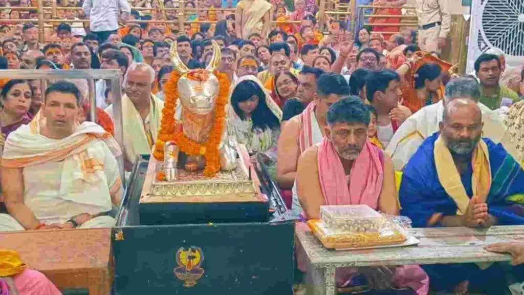 कर्नाटक के डिप्टी सीएम डीके शिवकुमार ने महाकाल के दर्शन किए