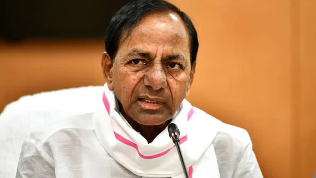 लड़खड़ा कर गिरे केसीआर, पीठ और पैर में आई चोट, अस्पताल में भर्ती