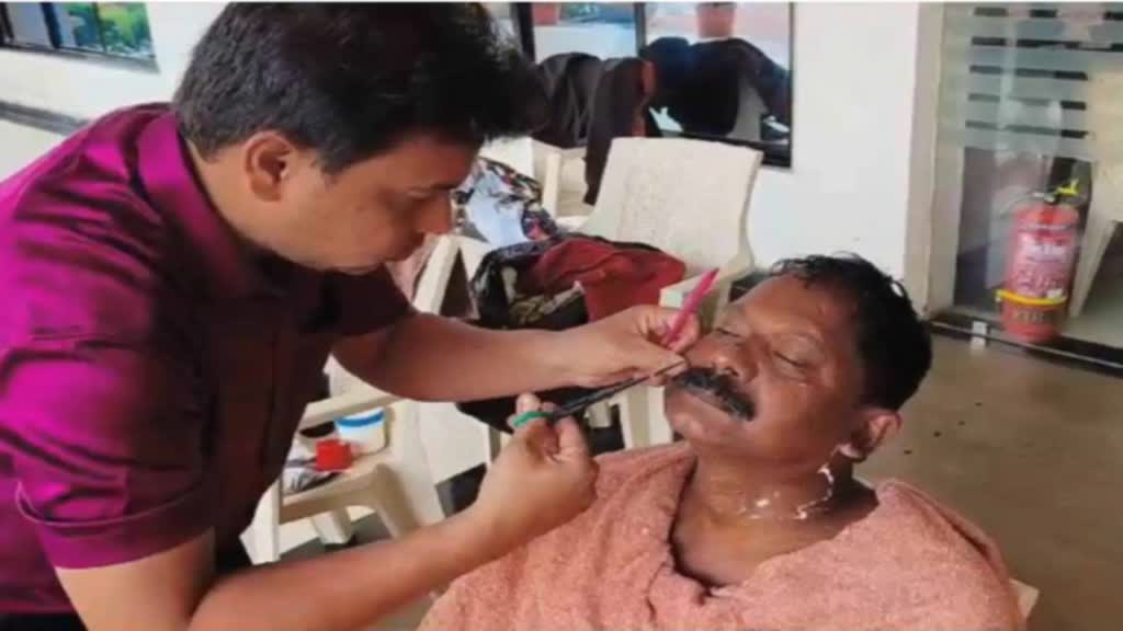 CG NEWS : मंत्री अमरजीत भगत ने पूरा किया कांग्रेस की हार पर मूंछ मुंडवा देने का वादा.....