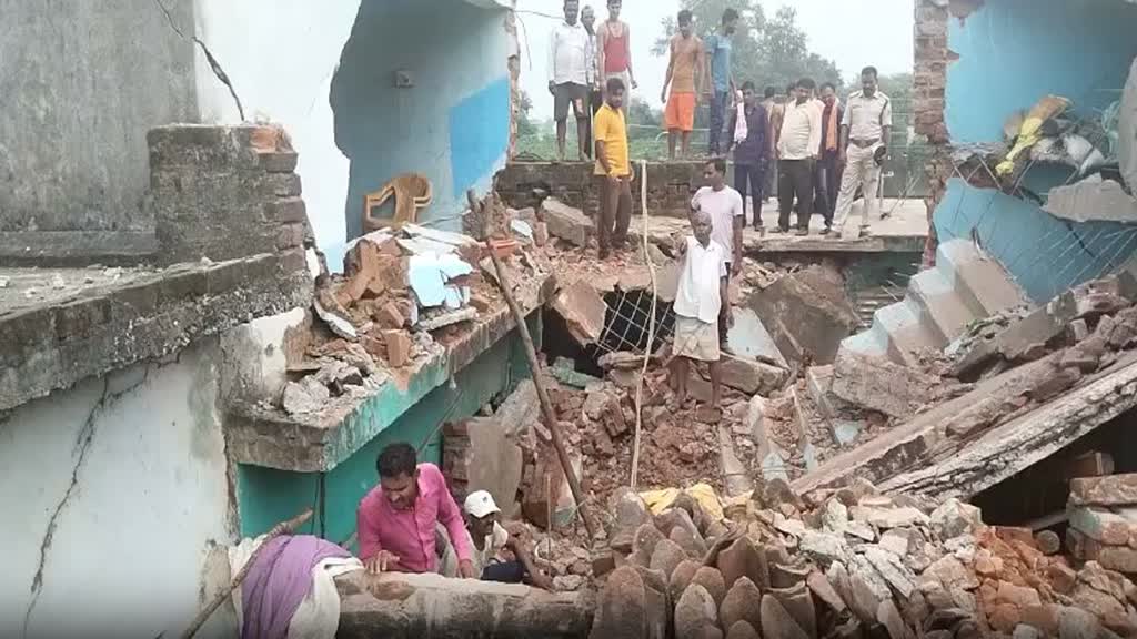 CG NEWS : जर्जर मकान भरभरा कर गिरा, मलबे में दबी बुजुर्ग… 