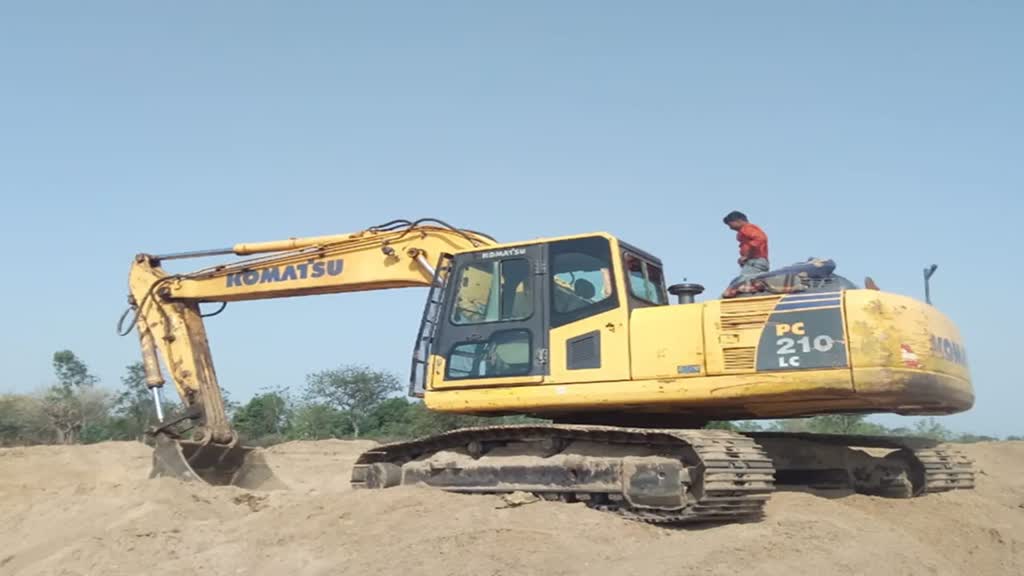 CG NEWS  : छत्तीसगढ़ में अवैध रेत खनन पर खनिज विभाग की बड़ी कार्रवाई! डंप किए गए 125 ट्रैक्टर रेत को किया जब्त...