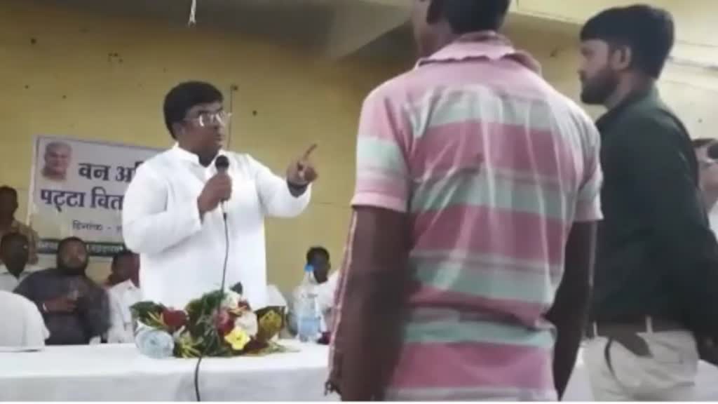 CG NEWS : पटवारी पर बिफरे कांग्रेस विधायक, कहा- पटवारी हो पटवारी जैसे रहो, जानिए क्या है पूरा मामला…