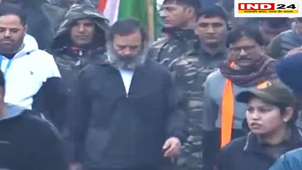 Kathua: जम्मू-कश्मीर के कठुआ पहुंची भारत जोड़ो यात्रा, जैकेट पहने नजर आए राहुल गांधी