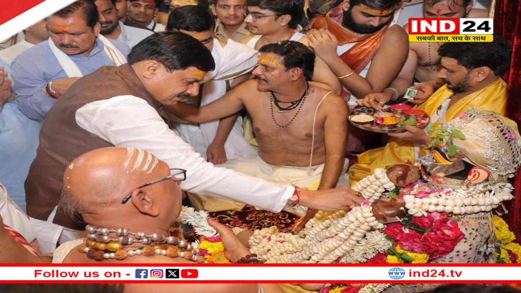 उज्जैन नगर भ्रमण पर निकले राजाधिराज बाबा महाकाल,पुष्पवर्षा के बीच धूमधाम से निकली बाबा की राजसी सवारी