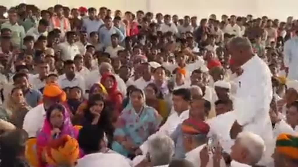 Rajasthan Politics: बाड़मेर में कांग्रेस विधायक ने छुए वसुंधरा राजे के पैर, राजस्थान में गर्माया सियासी पारा 