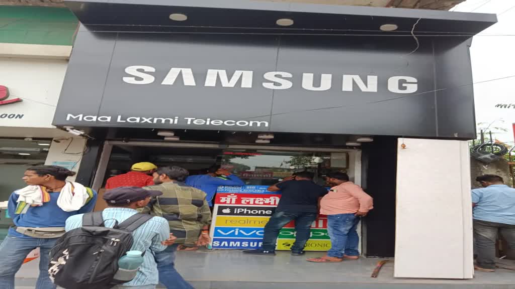 बदमाशों के हौसले बुलंद .....चोरों ने मोबाइल की दुकान में चोरी की वारदात को दिया अंजाम