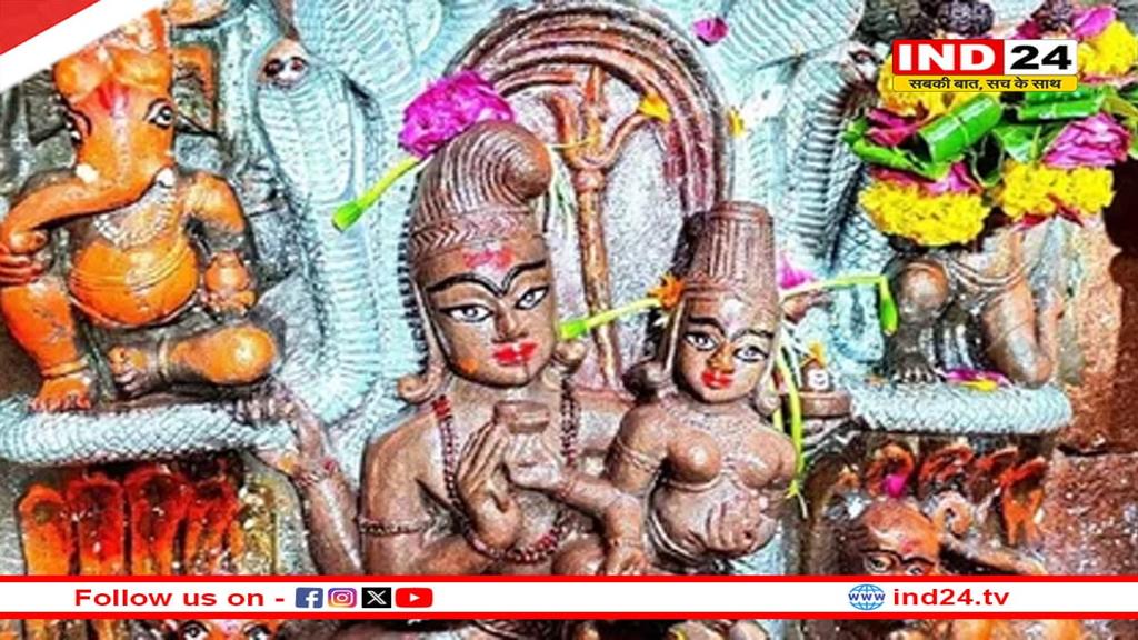 नागपंचमी पर खुले नागचंद्रेश्वर मंदिर के कपाट, साल में सिर्फ एक दिन होते हैं दर्शन