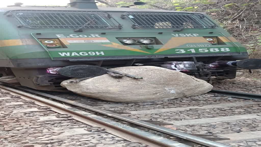 CG NEWS :  किरंदुल-कोट्टावालसा रेल लाइन में मालगाड़ी के इंजन पर गिरा बड़ा पत्थर, आवागमन बंद