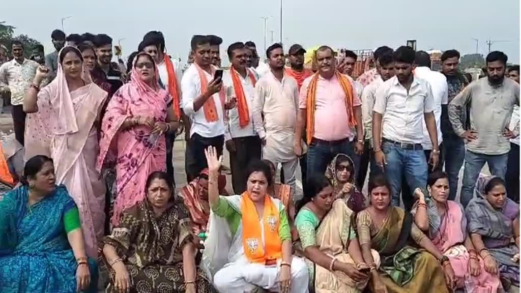 CG NEWS : धरसींवा दुष्कर्म मामले में ,नेशनल हाइवे पर महिलाओं ने किया चक्काजाम,