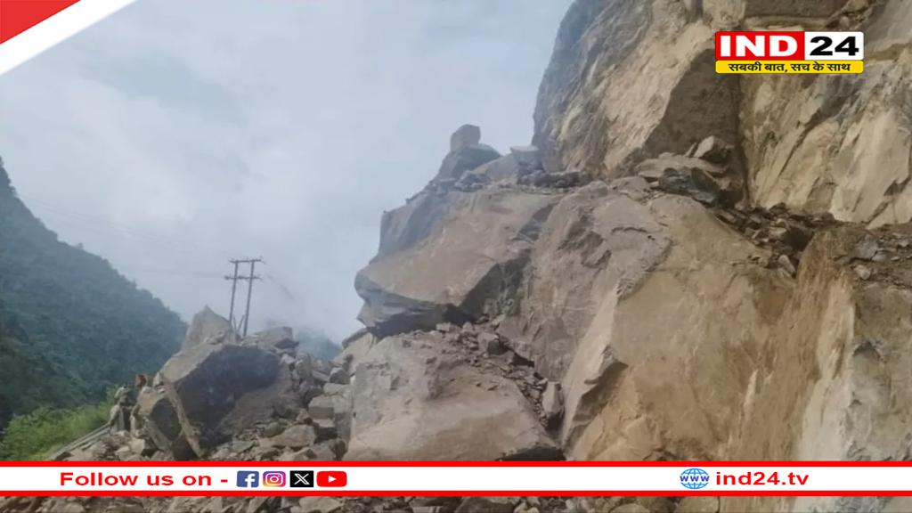 मलबा आने से पुल्ला-चमदेवल सड़क बंद, पैदल स्कूल पहुंचे शिक्षक और यात्री