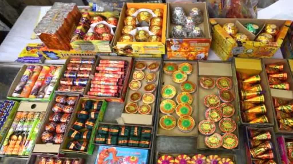 पटाखा कारोबारियों पर कार्रवाई जारी, भोपाल में 3 दुकानें सील, इन्हें कारण बताओ नोटिस