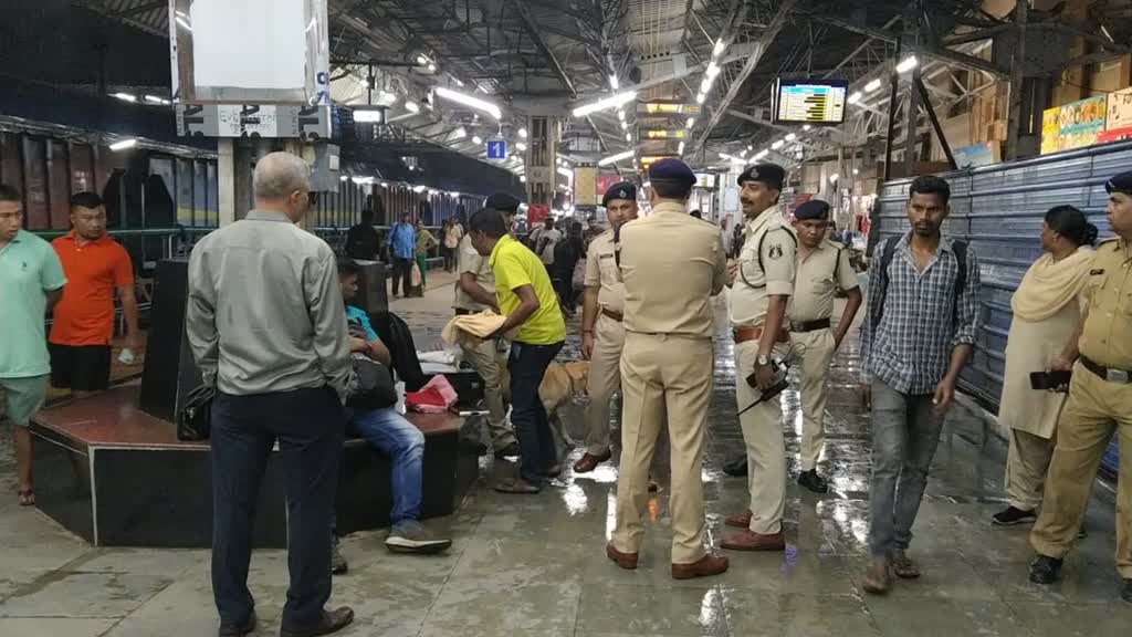 CG NEWS : राजधानी में बढ़ते अपराधों को लगाम लगाने के लिए आधी रात से शहर के 15 चौक-चौराहों पर बेरिकेड्स लगाकर विशेष जांच अभियान चलाया गया 

