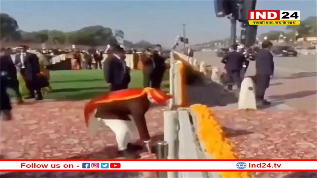 पीएम मोदी ने गणतंत्र दिवस के मौके पर कूड़ा उठाकर दिया 'स्वच्छ भारत' का संदेश