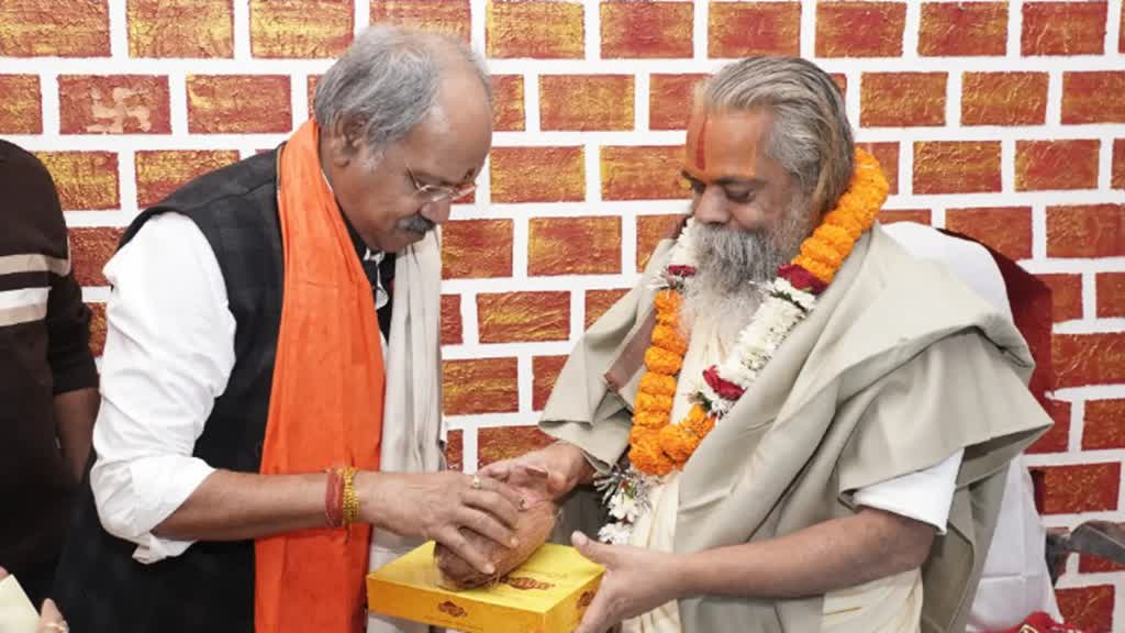 CG NEWS : बृजमोहन ने प्रचंड मतों से जीत की हासिल, मठ पहुंचकर महंत से बृजमोहन ने लिया आशीर्वाद......