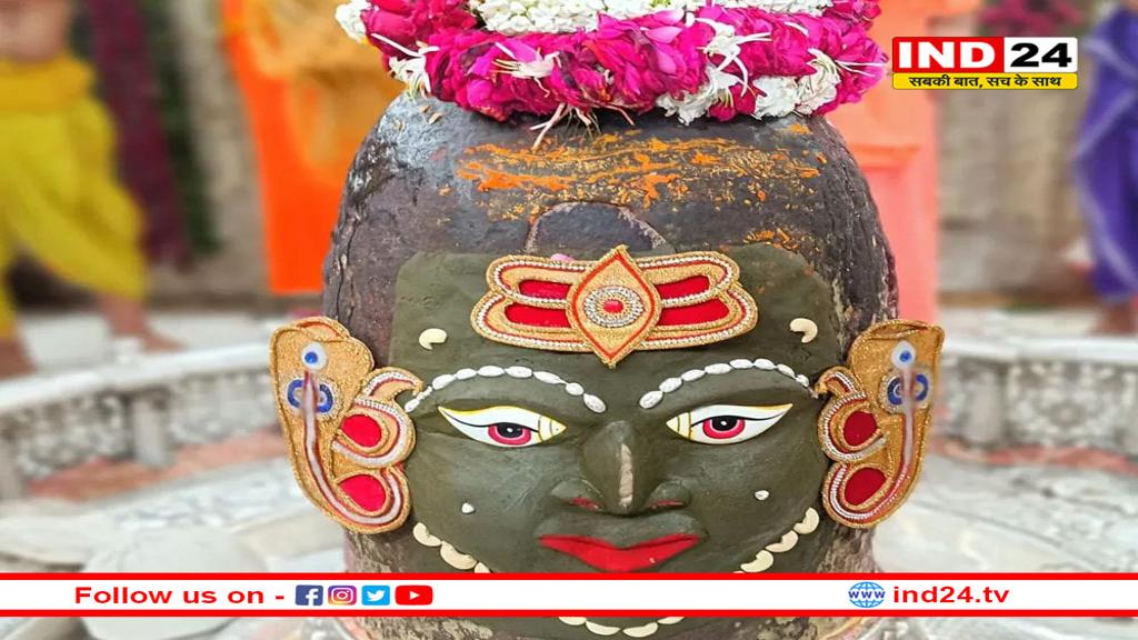भस्म आरती में मस्तक पर त्रिपुंड और त्रिशूल लगाकर सजे बाबा महाकाल