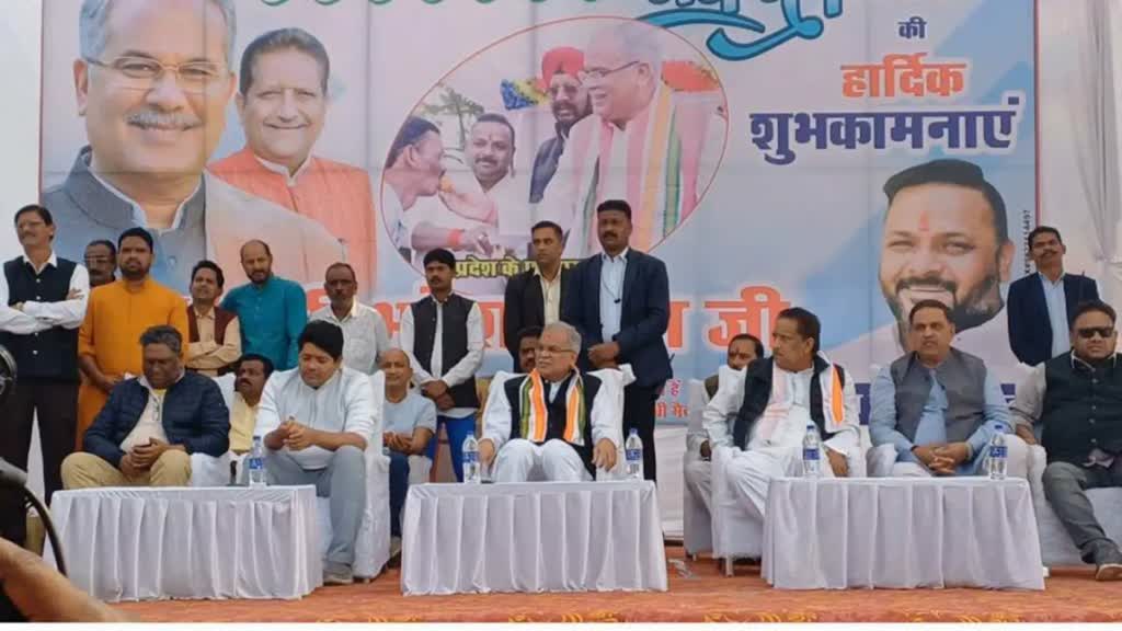 CG NEWS : गांधी मैदान के पास मजदूरों और जरूरतमंदों को कंबल वितरित किया पूर्व सीएम भूपेश बघेल, नववर्ष की दी बधाई। सोशल मीडिया पर साझा किए तस्वीरें....