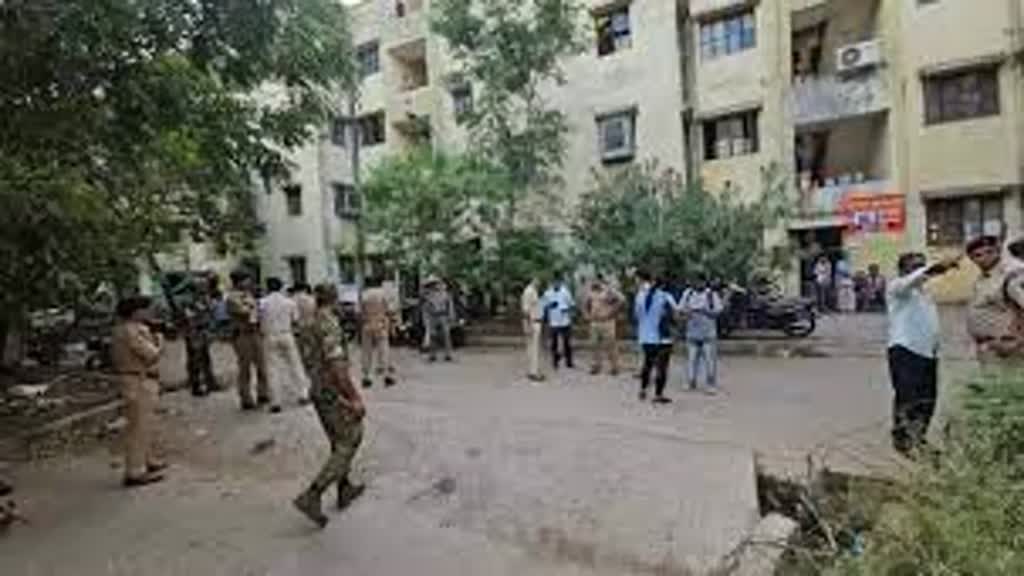 CG News : भिलाई की एक कॉलोनी में पुलिस ने तड़के 4 बजे मारा छापा,   आपत्तिजनक हालत में मिले महिला-पुरुष, गिरफ्तार