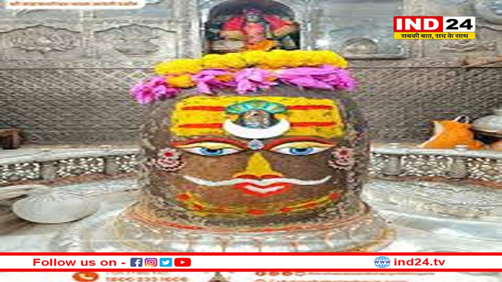 भस्म रमाकर सजे बाबा महाकाल, मस्तक पर नजर आए सूर्य और चंद्र