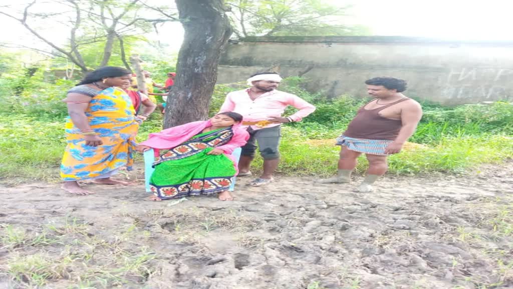 CG NEWS : ये कैसा विकास! प्रसव पीड़ा के चलते महिला को कुर्सी पर बिठाकर अस्पताल ले जाने की मजबूरी