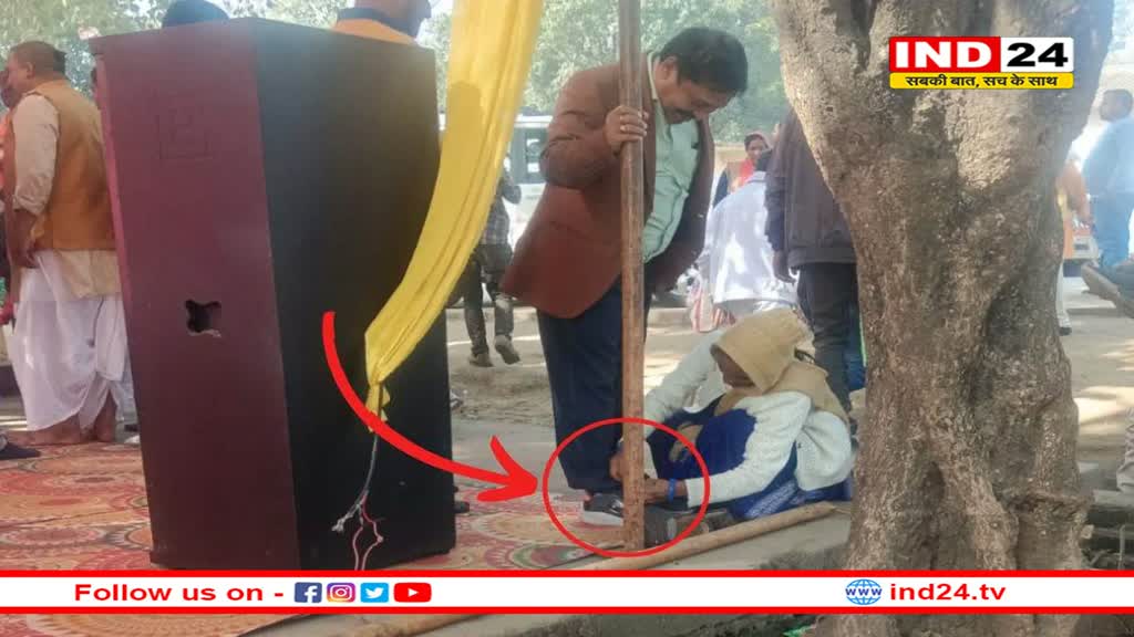 महिला कर्मचारी से जूते पहनाने के मामले में एसडीएम को हटाया