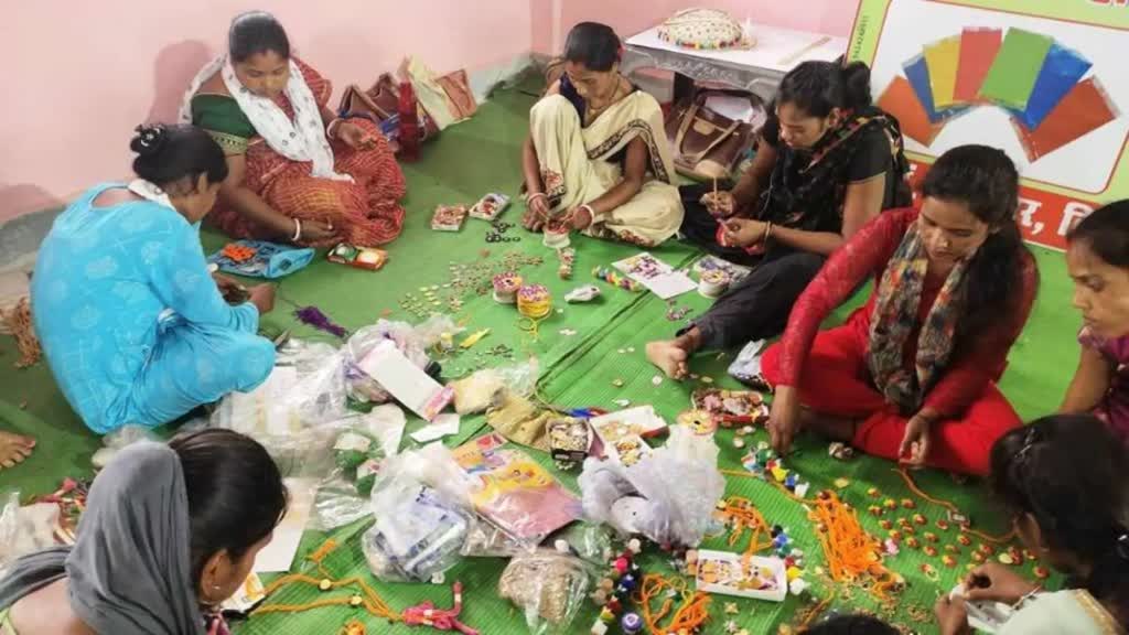 CG NEWS : रीपा में बनी राखियों से सजेगी भाइयों की कलाइयां,  इन बहनों का हुनर देख कह उठेंगे वाह!