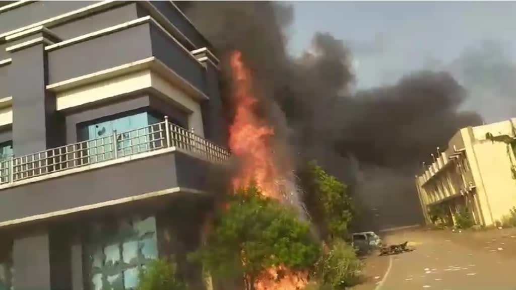 CG NEWS : सतनामी समाज का उग्र प्रदर्शन, बलौदाबाजार एसपी कार्यालय फूंक दिया, सैकड़ों की संख्या में गाड़ियां तोड़ीं ...