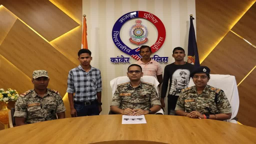 CG NEWS :  कांकेर में एक लाख के इनामी समेत 3 नक्सलियों ने कांकेर SP के समक्ष किया आत्मसमर्पण
