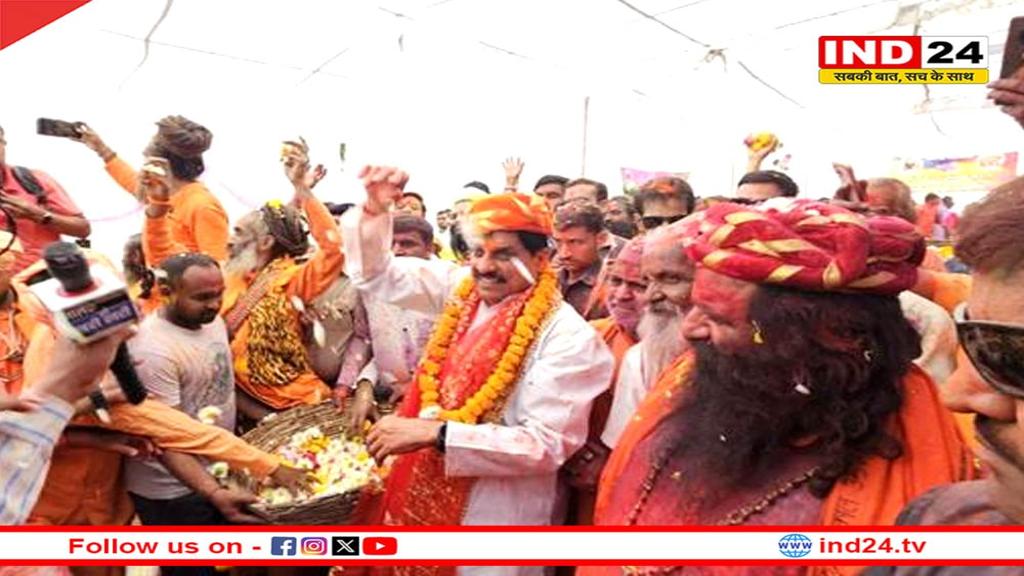 सीएम डॉ मोहन यादव ने अखिल भारतीय अखाड़ा परिषद अध्यक्ष श्री रविंद्र पूरी जी महाराज और साधु संतो पर पुष्प-वर्षा कर खेली होली