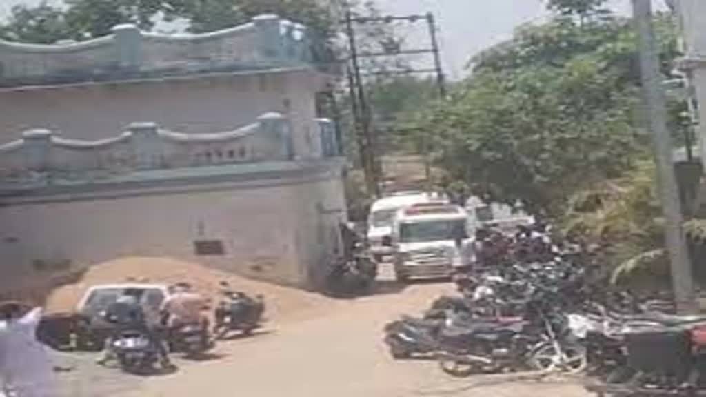  CG  News : अस्पताल के बाहर वाहनों की अव्यस्थित पार्किंग, बीच में फंसी एंबुलेंस......