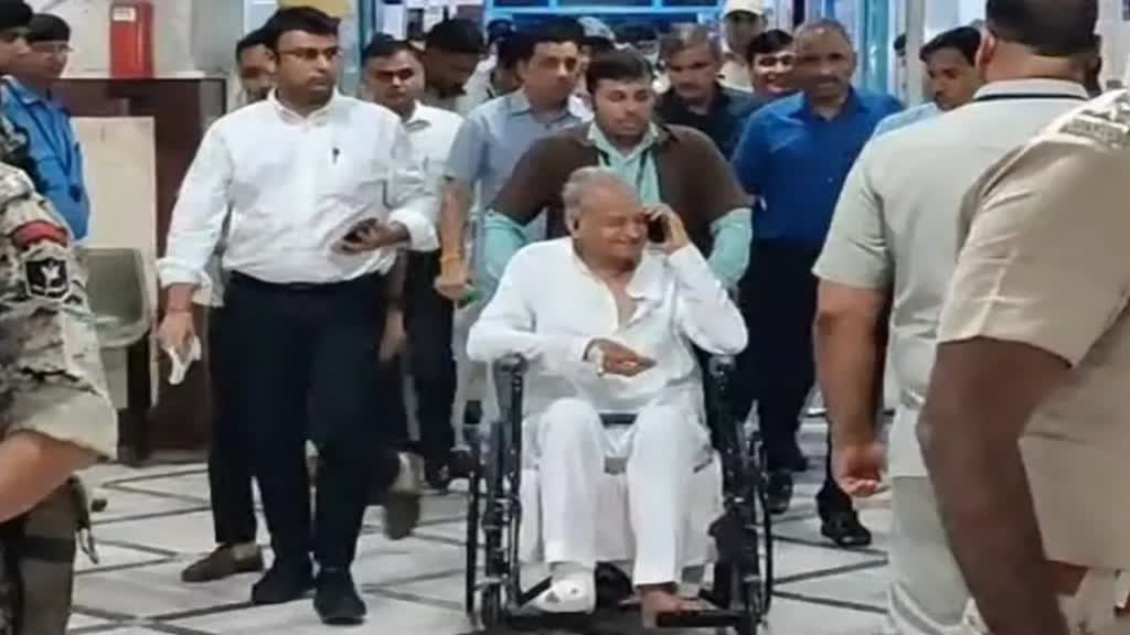 राजस्थान के CM Gehlot हुए चोटिल, पैर फिसलने से दोनों पैर का अंगूठा हुआ फ्रेक्चर 