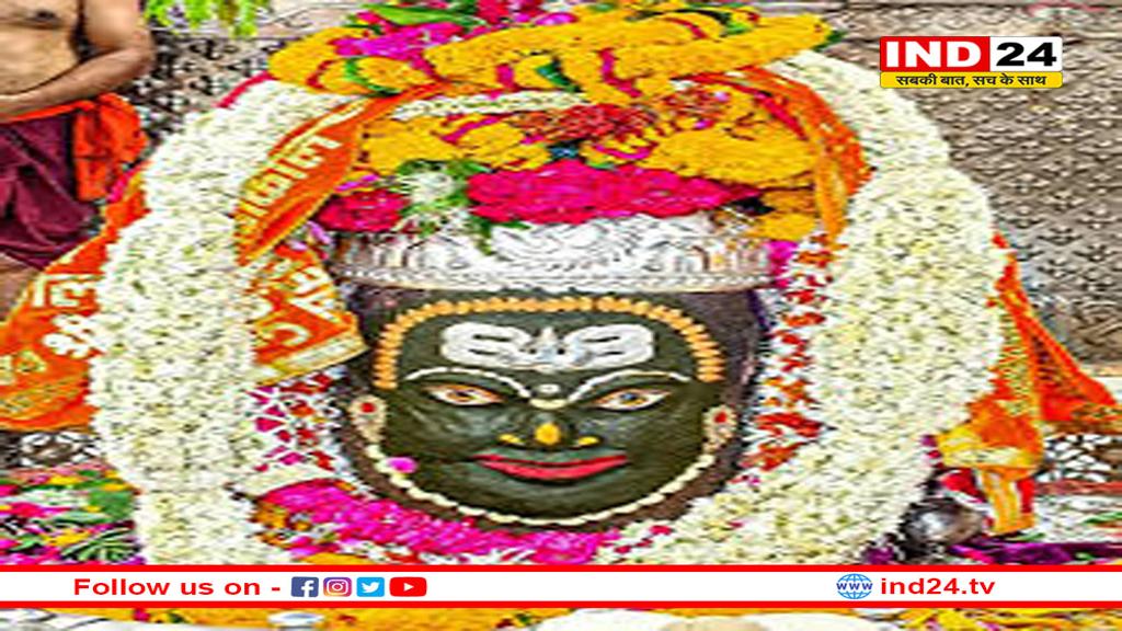 मस्तक पर चंद्र, गले में सर्प और रुद्राक्ष की माला पहनकर सजे बाबा महाकाल, फिर रमाई भस्म