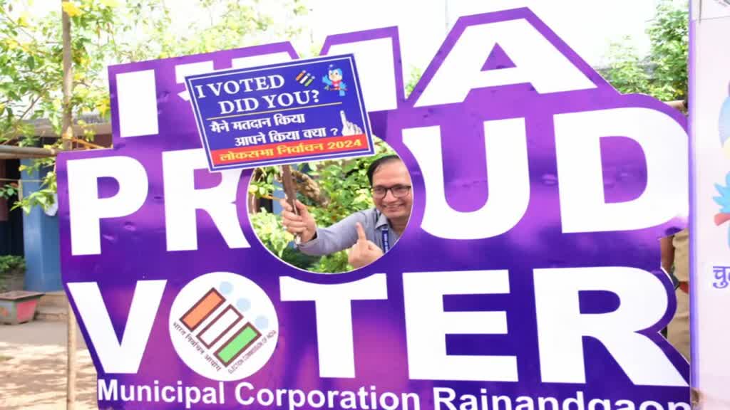 CG NEWS : छत्तीसगढ़ के राजनांदगांव कलेक्टर ने किया मताधिकार का प्रयोग, सेल्फी पॉइंट पर ली सेल्फी