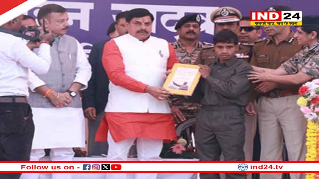 MP के इतिहास में सबसे बड़ा नक्सली सरेंडर, 2 करोड़ 36 लाख के ईनामी नक्सलियों ने CM मोहन के सामने सौंपे हथियार