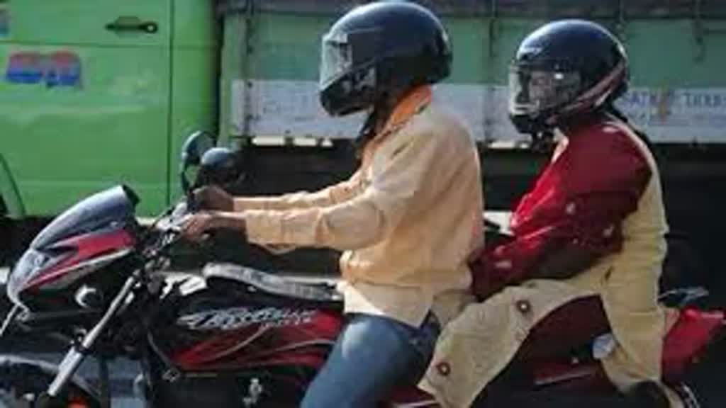 गाड़ी चलाने वाले हो जाएं सावधान, टू व्हीलर में सवारी के लिए भी हेलमेट अनिवार्य, नहीं तो..