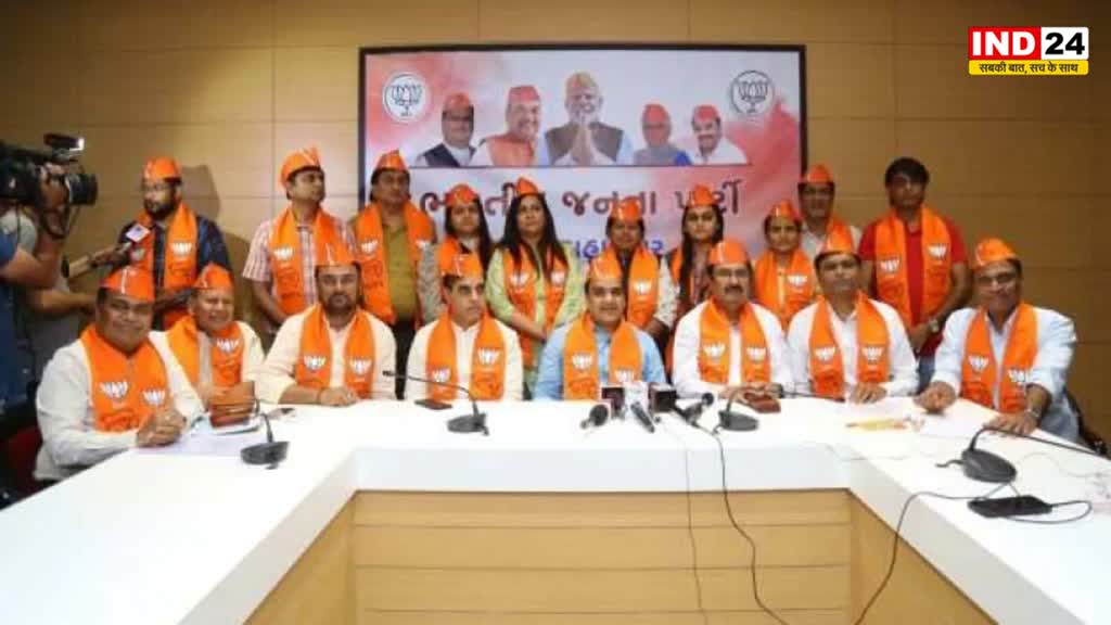 गुजरात में AAP को लगा बड़ा झटका, झाड़ू छोड़ 6 पार्षदों ने थामा BJP का दामन