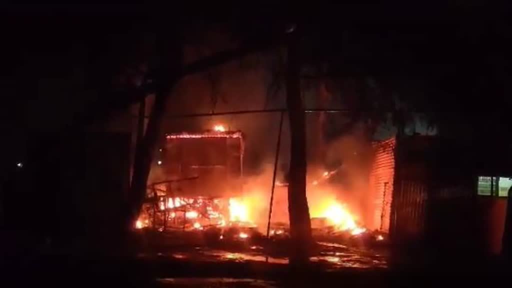 CG NEWS :  ऑटो पार्ट्स की दुकान में लगी आग | आग लगने से 9 Bike जलकर खाक....