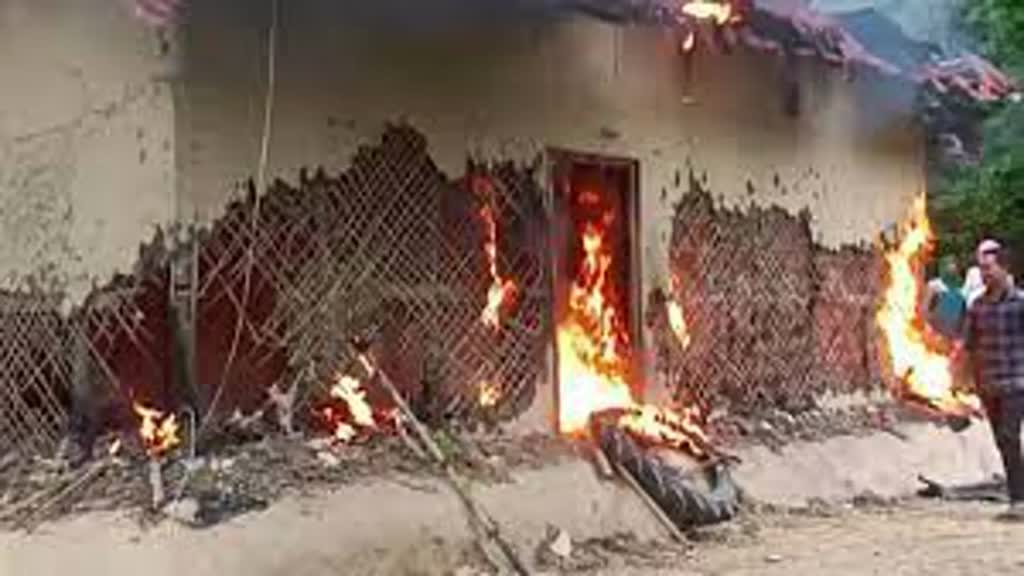  मणिपुर में फिर भड़की हिंसा की आग, दो गुटों के बीच हुई फायरिंग, कई जगहों पर की गई आगजनी