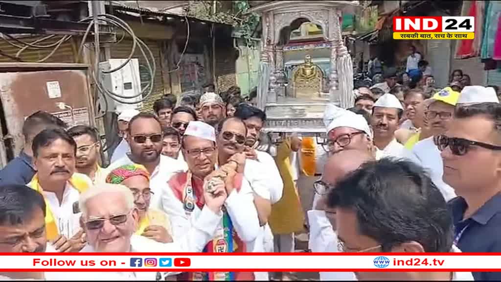 विदिशा में शिवराज ने अपने कांधे पर उठाई भगवान महावीर की पालकी, साधना सिंह भी हुई शामिल