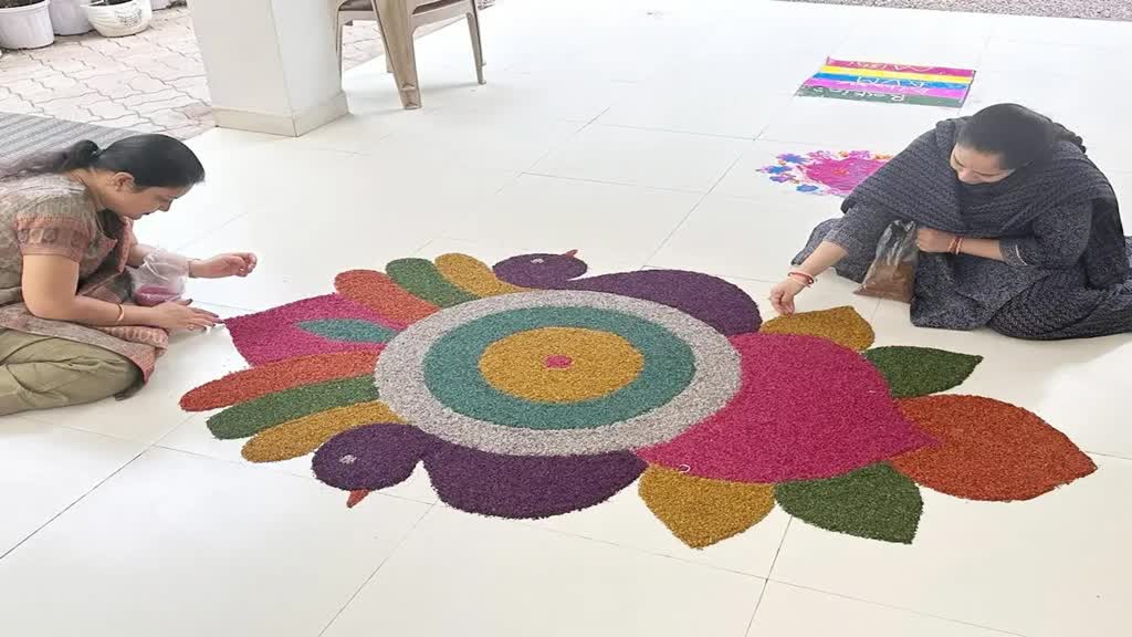 CG NEWS : छत्तीसगढ़ में सीएम निवास पर परिजनों ने बनाई धान से रंगोली, सीएम भूपेश ने किया शेयर....