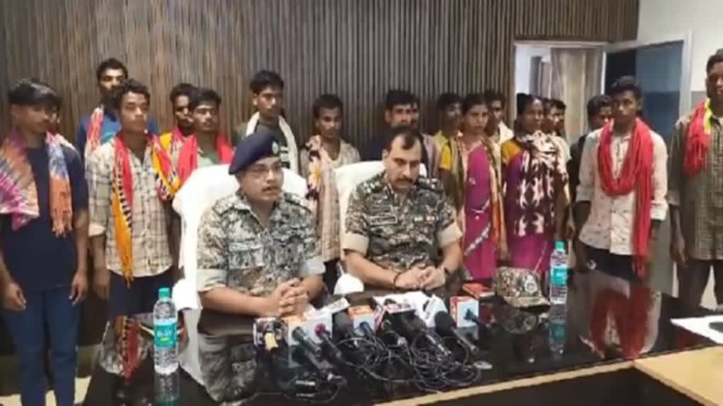 CG NEWS :  33 नक्सलियों ने किया बीजापुर एसपी के सामने आत्मसमर्पण। नक्सलियों ने हार्डकोर नक्सलियों पर दबाव एंव प्रताड़ित करने का लगाया आरोप।