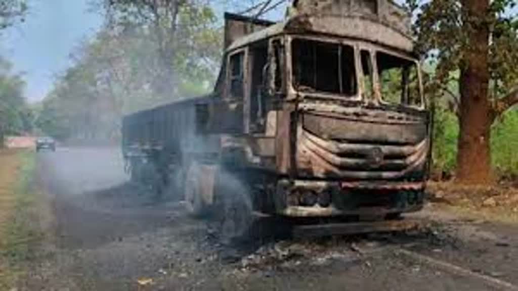 CG NEWS : नारायणपुर में नक्सलियों ने एक बार फिर मचाया उत्पात, चार ट्रकों में लगाई आग...