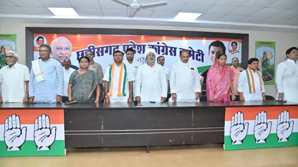 CG NEWS : कांग्रेस भवन में  झीरम घाटी के शहीदों को दी श्रद्धांजलि, शहीदों को एक बार फ‍िर किया गया याद 