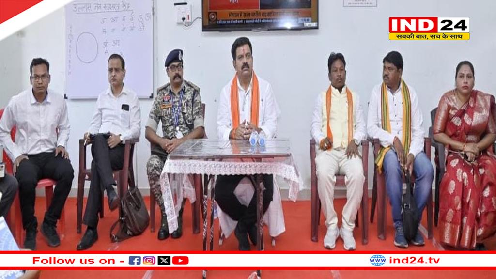 सुकमा पहुंचे गृहमंत्री विजय शर्मा, सरेंडर करने वाले नक्सलियों से की चर्चा