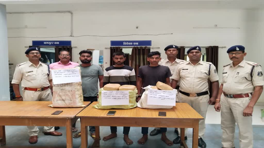 CG NEWS : एक्सप्रेसवे के पास गांजा तस्करी करते रंगे हाथ पकड़े गए आरोपियों के कब्जे से 43 किलो गांजा जप्त किया 