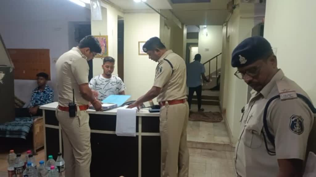 CG NEWS : होटल में पुलिस की छापेमारी, पुलिस को सूचना मिलने पर संचालकों को दिया सख्त निर्देश....