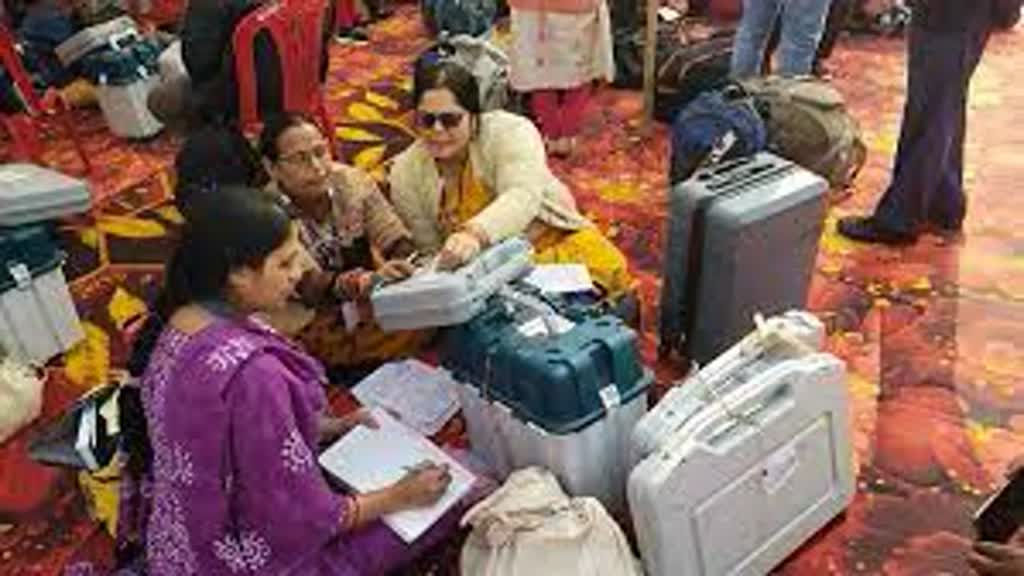 कटनी चुनाव के लिए मतदान दल रवाना, चार विधानसभा के 9 लाख से ज्यादा वोटर कल करेंगे मतदान