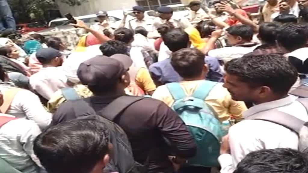 एमपी शिक्षक भर्ती परीक्षा के सफल OBC परीक्षार्थियों का भोपाल में प्रदर्शन, कांग्रेस ने किया समर्थन