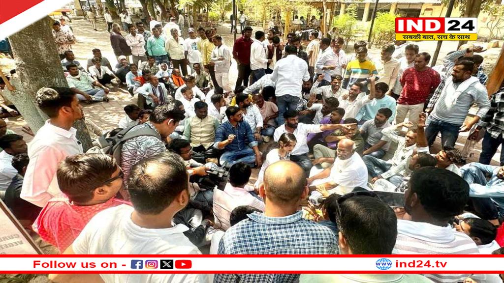 रायपुर में जिला पंचायत चुनाव की तारीख फिर बदली, कांग्रेस ने कलेक्ट्रेट में किया प्रदर्शन